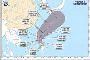 一球迷冲入场内，成功与内马尔拥抱